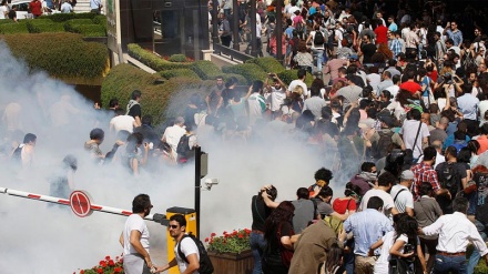 Türkiyə polisi İstanbulun Taksim meydanını bağladı