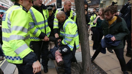 London polisi əlil aksiya iştirakçılarına hücum edib