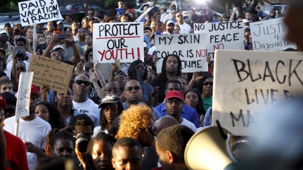 Yüzlərlə Amerika vətəndaşı polisin qaradərili gənclərə qarşı zorakılığına etiraz edib