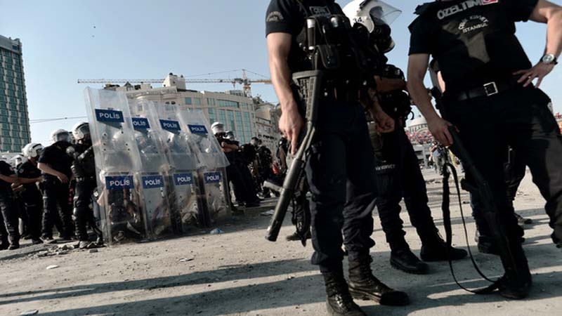 Polîsê Tirkiyê xelkê beşdar li xwenîşandana Stenbulê dan ber gullan 