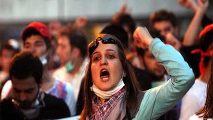 Türkiyə vətəndaşları hökumətin siyasətlərinə etiraz etdilər