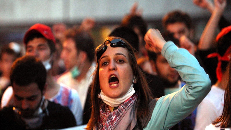 Türkiyə vətəndaşları hökumətin siyasətlərinə etiraz etdilər
