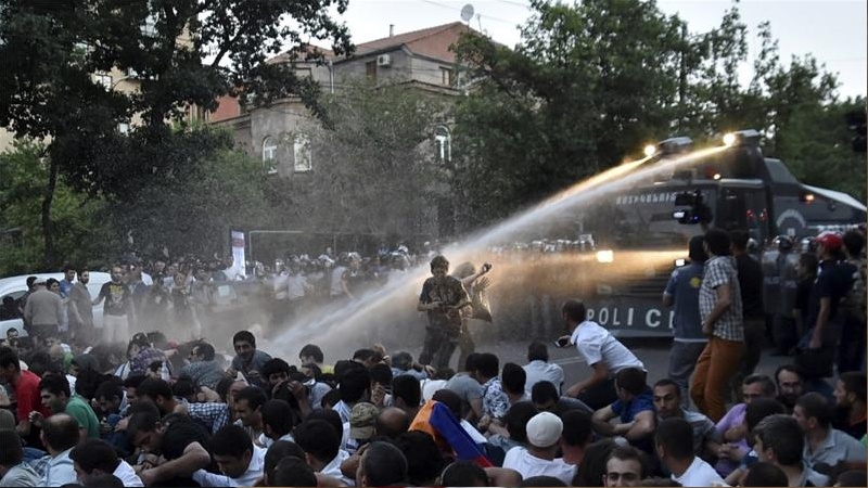 Ermənistanda etirazlar davam edir