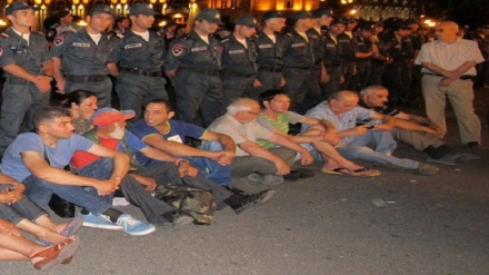 İrəvanın mərkəzində oturaq etiraz aksiyası keçirilib