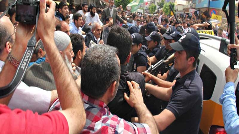 Pevçûna di navbera alîgirên PKK'ê û polîsê Tirkiyê