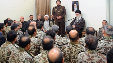 خاتم الانبیاء ایئرڈیفنس بیس کےکمانڈروں اورعہدیداروں سے رہبرانقلاب اسلامی کی ملاقات
