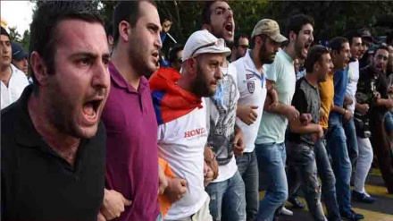 İrəvanda etirazçılar Hökümət evinə girişi bağlayacaqlar