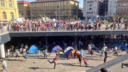 Macarıstan irqçiləri suriyalı qaçqınların düşərgəsinə hücum ediblər 