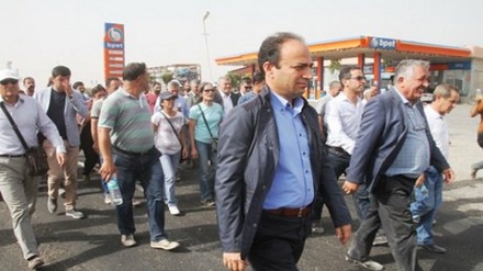Tevî Selahen Demrtaş meşa HDP`ê bendên polîsan derbas kir û ber bi Cizîrê diçe