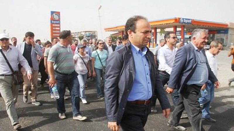 Tevî Selahen Demrtaş meşa HDP`ê bendên polîsan derbas kir û ber bi Cizîrê diçe
