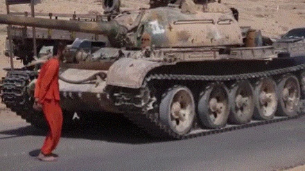 DAIŠ sirijskog mladića pregazio tenkom