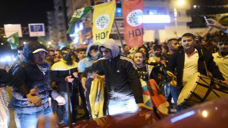 Türkiyə polisi və kürd etirazçılar arasında gərginlik
