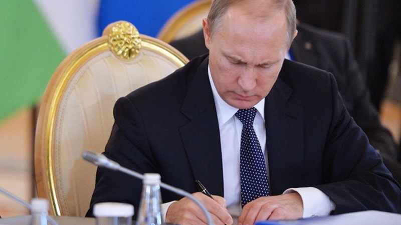 Putin Rusiyada məzhəblər üzrə yeni qanun imzalayıb

