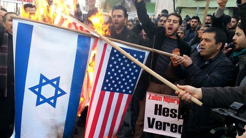İstanbulda İsrail və ABŞ bayrağlarını yandırdılar
