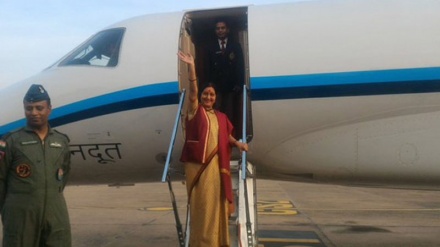 ہندوستان کی وزیر خارجہ اسلام آباد پہنچ گئیں