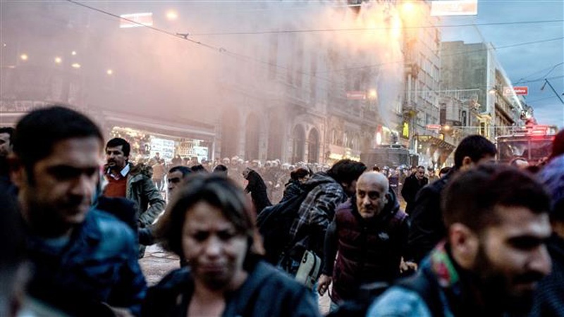 Napad policije na protivnike vojne vlasti u Istanbulu 