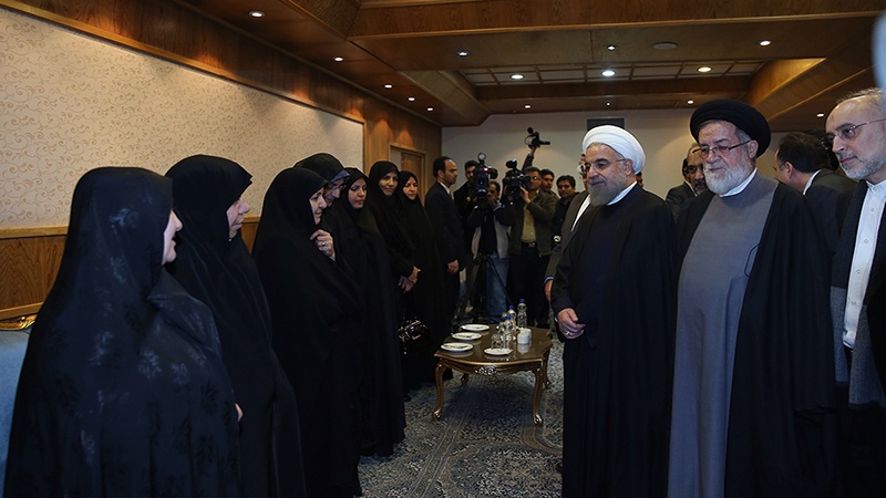 İran prezidenti nüvə şəhidlərinin ailələri ilə görüşüb