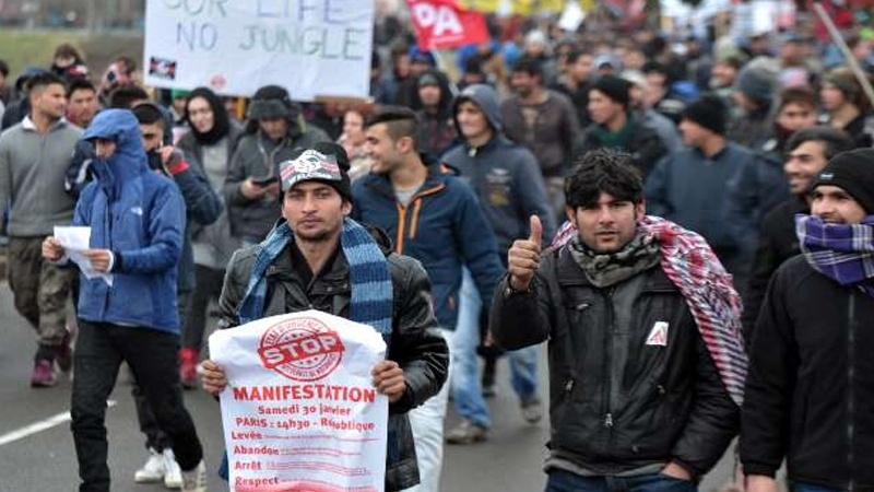 Fransanın Kale şəhərində minlərlə aksiyaçı mühacirlərin yaşayış tərzinə etiraz edib