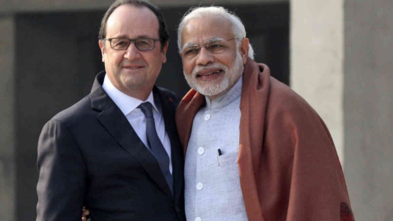 نریندر مودی نے ہندوستان کا دورہ کرنے والے فرانس کے صدر فرانسوا اولینڈ کا استقبال کرتے ہوئے انھیں گلے لگایا تھا-