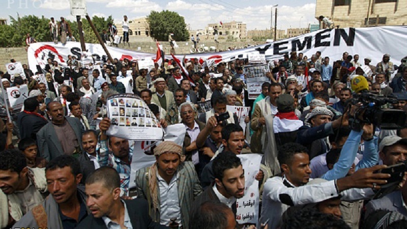 مظاہرین نے اپنے نعروں میں اقوام متحدہ پر سعودی حملوں اور جرائم پر خاموشی اختیار کرنے کا الزام لگایا۔