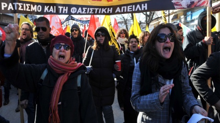 Demonstracije Grka u znak podrške migrantima i paljenje zastave Evropske unije