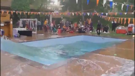 Ustalasana voda hotelskog bazena tokom zemljotresa