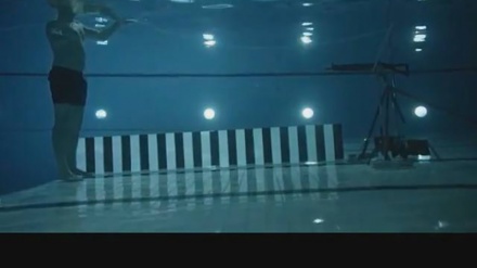 Hrabri fizičar pucao na sebe pod vodom