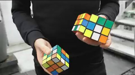 Istovremeno slaganje tri Rubikove kocke novom metodom