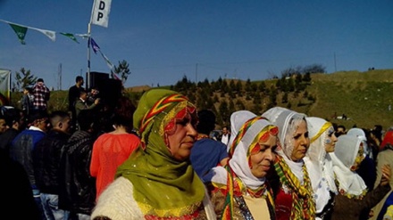 Türkiyə ordusu hərbçilərin həyat yoldaşlarına hicab qadağasını ləğv edib