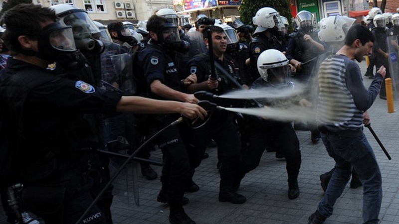 Türkiyə polisi kürdlərin novruz şənliyini dağıdıb