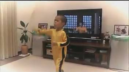 Interesantan film o petogodišnjem japanskom Brus Liju!