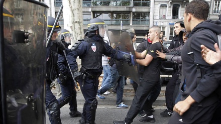Fransada polisin etirazçılarla kobud rəftarının təsvirləri