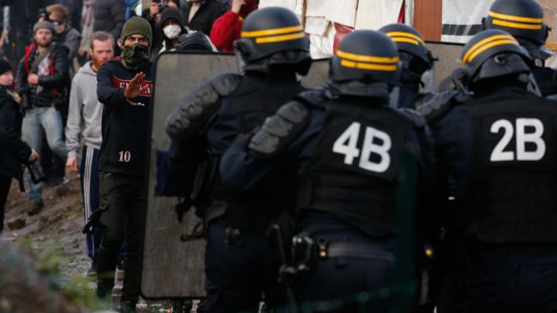 Francuska interventna policija uništila kamp demonstranata