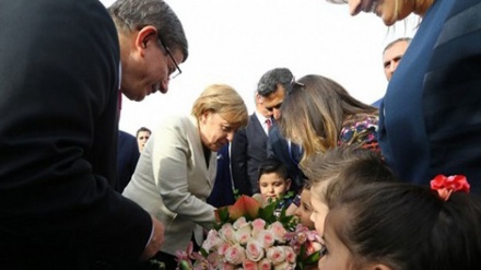 Merkel miqrantların düşərgəsində; Məqsəd nədir?