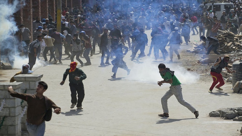ہندوستان کے زیر انتظام کشمیر میں مظاہرین کے خلاف آنسو گیس کا استعمال