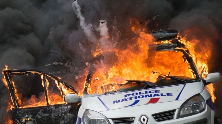 Parisdə fəhlə etirazında bir polis avtomobili partladıldı