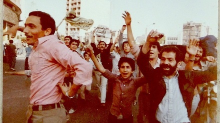 کلیپی گۆرانیێکی مێژوویی فارسی به بۆنه‌ی ساڵڕۆژی ئازادکرانی شاری خوڕه‌مشه‌هر