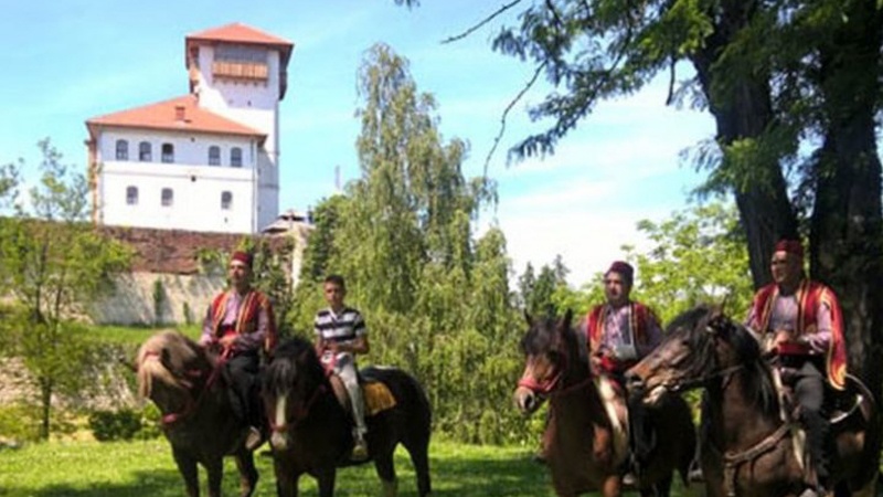 Konjanici iz Gradačca i Tuzle krenuli prema Ajvatovici