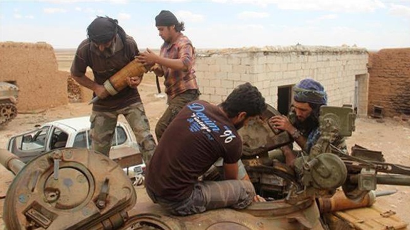 شام کے فوجی اس وقت صوبہ حلب سمیت مختلف محاذوں پر دہشت گردوں کے ساتھ جنگ میں مصروف ہیں۔