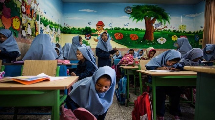 ایرانی اسکولوں میں بنا دستاویزات افغان بچوں کا داخلہ