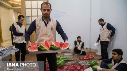 حضرت فاطمہ معصومہ (س) کے روضہ میں افطار 