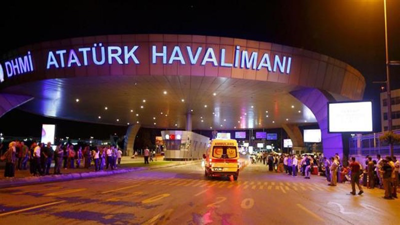 منگل کی رات کئی خودکش حملہ آوروں نے اتاترک ہوائی اڈے میں داخل ہو کر تین مقامات پر خود کو دھماکے سے اڑا لیا۔