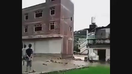 Rušenje zgrade u rijeku