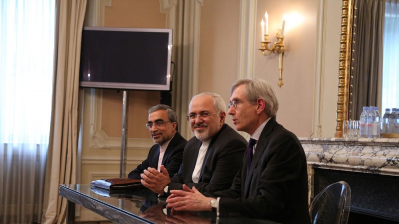 ایرانی وزیر خارجہ نے اپنے دورہ یورپ میں فرانسیسی وزیر خارجہ کی دعوت پر پہلے پیرس کا دورہ کیا۔
