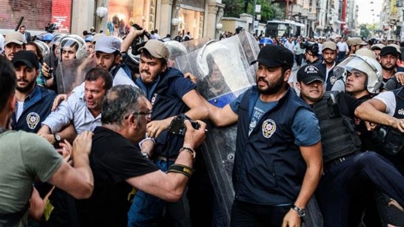 Türkiyə polisi İstanbulda bir qrup müxalifi həbs edib