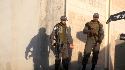 فلسطینیوں پر صیہونی فوجیوں کا حملہ