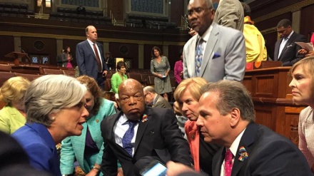 ABŞ konqresmenləri piket keçiriblər