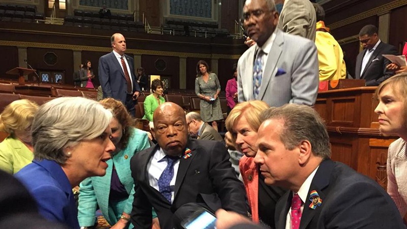 ABŞ konqresmenləri piket keçiriblər

