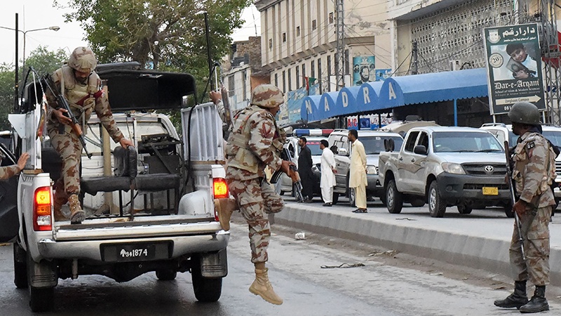 پاکستان کی سڑکوں پر فوجی اہلکاروں کا گشت