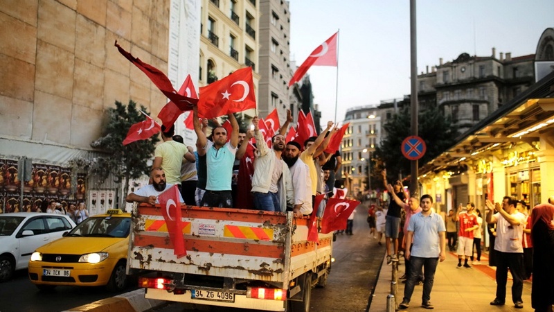 Ərdoğanın tərəfdarları hərbi çevrilişin uğursuz olmasını bayram etdi